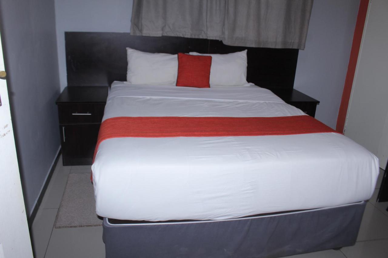 Global Guest House Kasane Bagian luar foto