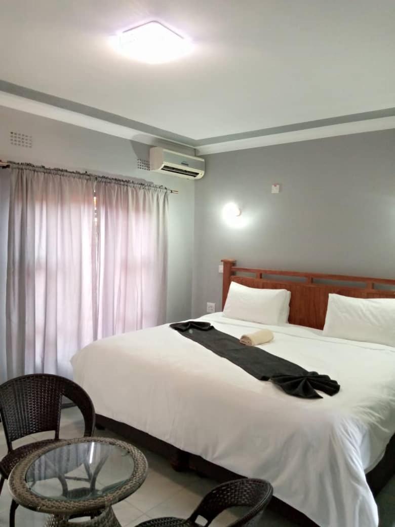 Global Guest House Kasane Bagian luar foto
